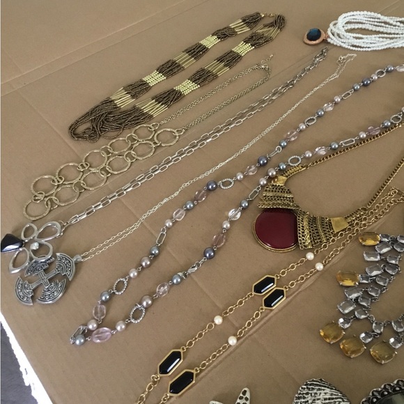 Large Lot of Women’s Fashion Jewelry (Pre-owned) - Picture 12 of 12